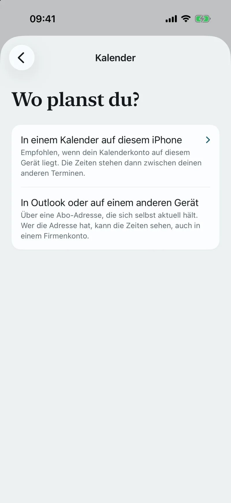 Bildschirm Kalender aus der App: Wo planst du? In einem Kalender auf diesem iPhone, empfohlen, wenn dein Kalenderkonto auf diesem Gerät liegt. Oder in Outlook oder auf einem anderen Gerät, über eine Abo-Adresse, die sich selbst aktuell hält.