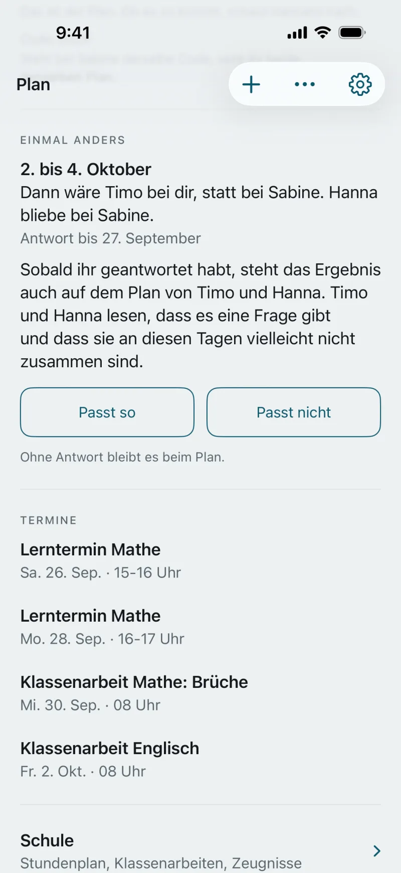 Bildschirm Plan aus der App, Abschnitt „Einmal anders“: 3. bis 5. Oktober. Dann wäre Jonas bei dir, statt bei Carolin. Noah und Julia blieben bei Carolin. Antwort bis 28. September. Knöpfe „Passt so“ und „Passt nicht“, darunter „Ohne Antwort bleibt es beim Plan.“ Darunter die Termine mit den Lernterminen Mathe und den Klassenarbeiten Mathe und Englisch.