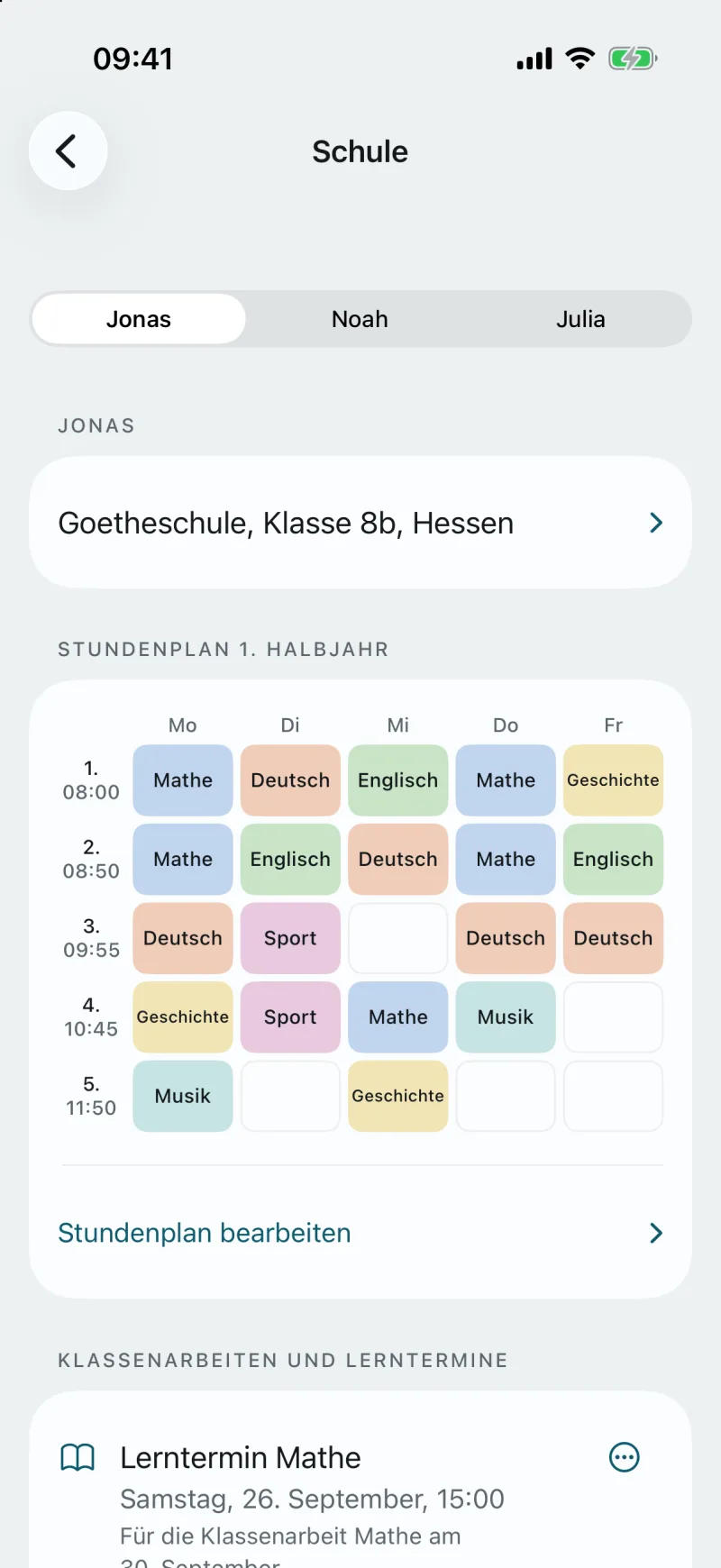 Bildschirm Schule aus der App: Jonas, Goetheschule, Klasse 8b, Hessen. Stundenplan 1. Halbjahr, Montag bis Freitag in Fächerfarben: Mathe, Deutsch, Englisch, Sport, Geschichte, Musik. Darunter „Stundenplan bearbeiten“.